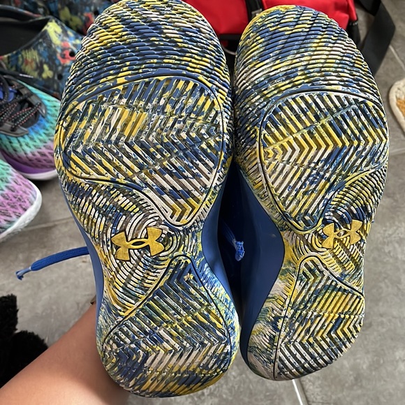 EUC Youth Under armour basketball shoes 6.5Y - Picture 9 of 9